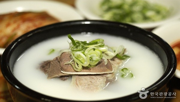 Canh xương bò hầm là món canh vô cùng phổ biến ở Hàn Quốc