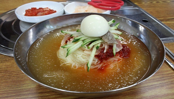 Mỳ lạnh là món ăn được ưa thích vào những ngày hè nóng bức tại Hàn Quốc